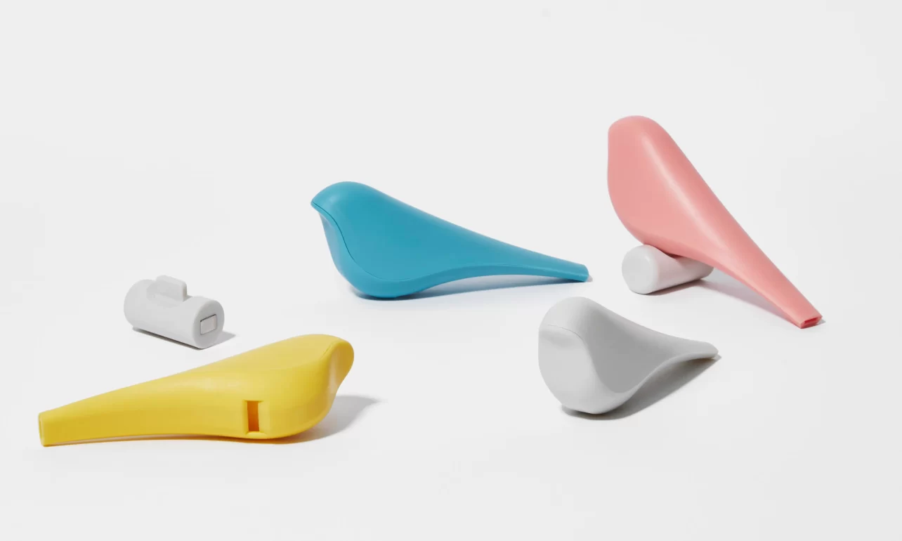 壁に飾る防災ホイッスル「カナリアホイッスル」