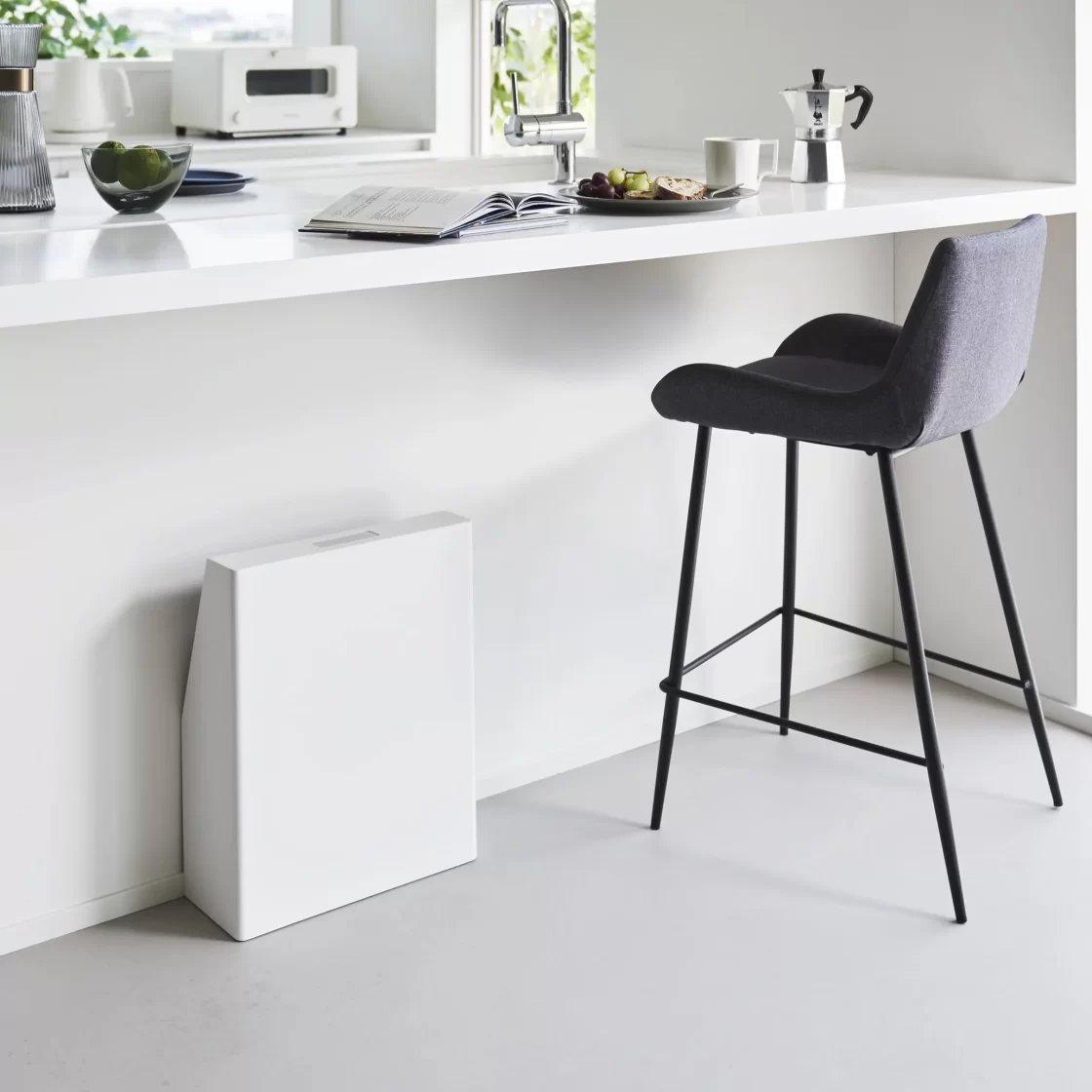 【山崎実業】一升瓶や箱買いビールなどを目隠しできる「目隠しお酒スタンド タワー」発売